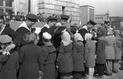 Magyarország, Népstadion, Budapest XIV., 10 éves az Úttörőszövetség, úttörőavatás a stadion toronyépülete előtt., 1956, Bauer Sándor, matróz, ünnepség, Budapest, Fortepan #127726