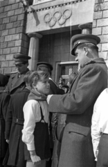 Magyarország, Népstadion, Budapest XIV., 10 éves az Úttörőszövetség, úttörőavatás a stadion toronyépülete előtt., 1956, Bauer Sándor, úttörő, Budapest, olimpiai jelkép, Fortepan #127727