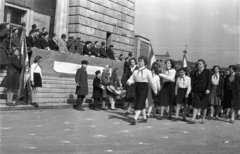 Magyarország, Népstadion, Budapest XIV., 10 éves az Úttörőszövetség, úttörőavatás a stadion toronyépülete előtt., 1956, Bauer Sándor, úttörő, zászló, ünnepség, Budapest, Fortepan #127728