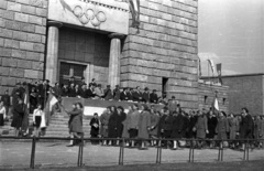 Magyarország, Népstadion, Budapest XIV., 10 éves az Úttörőszövetség, úttörőavatás a stadion toronyépülete előtt., 1956, Bauer Sándor, zászló, ünnepség, Budapest, olimpiai jelkép, Fortepan #127729