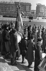 Magyarország, Népstadion, Budapest XIV., 10 éves az Úttörőszövetség, úttörőavatás a stadion toronyépülete előtt, távolban a Stefánia (Vorosilov) út házsora., 1956, Bauer Sándor, matróz, zászló, dob, Budapest, Fortepan #127730