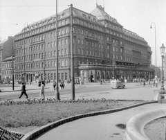 Slovakia, Bratislava, Carlton hotel., 1958, Gyöngyi, Czechoslovakia, hotel, lamp post, automobile, rails, Milan Michal Harminc-design, Ignác Feigler Jr.-design, Fortepan #12774