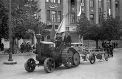 Magyarország, Nagykőrös, Széchenyi tér, háttérben a Postapalota. A II.Traktorosnapok rendezvénye 1955. június12-én., 1955, Bauer Sándor, traktor, eke, Fortepan #127756