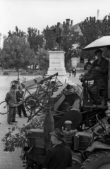 Magyarország, Nagykőrös, Szabadság tér, Kossuth Lajos szobra (Tóth András, 1900.). A II.Traktorosnapok rendezvénye 1955. június12-én., 1955, Bauer Sándor, Kossuth Lajos-ábrázolás, kerékpár, Fortepan #127758