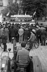 Magyarország, Nagykőrös, Szabadság tér, háttérben a Postapalota. A II.Traktorosnapok rendezvénye 1955. június12-én., 1955, Bauer Sándor, ünnepség, felirat, mezőgazdaság, politika, kerékpár, Fortepan #127759