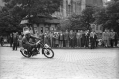 Magyarország, Kecskemét, Szabadság tér a Rákóczi út torkolatától nézve, háttérben a Kecskeméti Református Kollégium Gimnáziuma., 1955, Bauer Sándor, motorkerékpár, motorverseny, rajtszám, Fortepan #127762