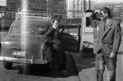 Magyarország, Budapest V.,Budapest VI., Király (Majakovszkij) utca - Deák Ferenc tér sarok, hátul jobbra az Erzsébet (Engels) tér látszik., 1958, Bauer Sándor, taxi, Moszkvics-márka, taxiállomás, Moszkvics 407, Budapest, Fortepan #127783