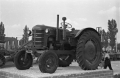 Magyarország, Budapest X., Albertirsai úti vásár területe, Országos Mezőgazdasági Kiállítás és Vásár., 1955, Bauer Sándor, traktor, Budapest, Fortepan #127793