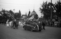 Magyarország, Budapest XIV., Hősök tere, a Dolgozó Ifjúság Szövetsége (DISZ) béketalálkozóját megnyitó karnevál résztvevői, háttérben a Műjégpálya épülete és a Vajdahunyad vára., 1954, Bauer Sándor, Tatra 600 Tatraplan, Budapest, Fortepan #127795