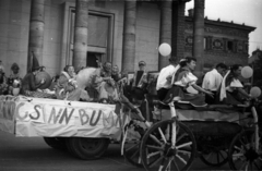 Magyarország, Budapest XIV., Hősök tere, a Dolgozó Ifjúság Szövetsége (DISZ) béketalálkozóját megnyitó karnevál résztvevői a Műcsarnok előtt., 1954, Bauer Sándor, Budapest, hangszer, jelmez, vidámság, arcfestés, szekér, Fortepan #127798