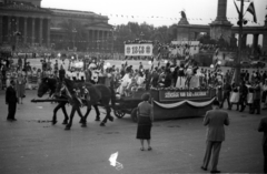 Magyarország, Budapest XIV., Hősök tere, a Dolgozó Ifjúság Szövetsége (DISZ) béketalálkozóját megnyitó karnevál résztvevői a Műcsarnok előtt. Háttérben a Szépművészeti Múzeum és a Millenniumi emlékmű., 1954, Bauer Sándor, Budapest, felvonulás, jelmondat, jelmez, ló, pódiumautó, Fortepan #127803