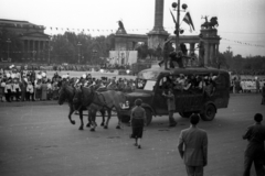 Magyarország, Budapest XIV., Hősök tere, a Dolgozó Ifjúság Szövetsége (DISZ) béketalálkozóját megnyitó karnevál résztvevői a Műcsarnok előtt. Háttérben a Szépművészeti Múzeum és a Millenniumi emlékmű., 1954, Bauer Sándor, Budapest, közönség, jelmez, ló, integetés, Fortepan #127804