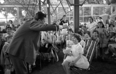 Magyarország, Margitsziget, Budapest, gyermeknapi rendezvény a Casino kerthelyiségében, balra Gálfi János bűvész., 1958, Bauer Sándor, híres ember, vidámság, trükk, mutatvány, Fortepan #127809