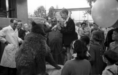 Magyarország, Margitsziget, Budapest, gyermeknapi rendezvény a Casino kerthelyiségében., 1958, Bauer Sándor, medve, etetés, Fortepan #127814