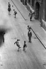 Magyarország, Budapest VIII., Fecske (Lévai Oszkár) utca a Népszínház utca sarkán álló házból nézve., 1956, Bauer Sándor, Budapest, fiúk, labda, Fortepan #127824