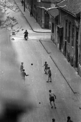 Magyarország, Budapest VIII., Fecske (Lévai Oszkár) utca a Népszínház utca sarkán álló házból a Bérkocsis utca felé nézve., 1956, Bauer Sándor, Budapest, fiúk, labda, Fortepan #127826