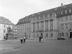 Németország, Weimar, Demokrácia tér (Platz der Demokratie), jobbra a Fürstenhaus, előtte Károly Ágost szász-weimar-eisenachi nagyherceg lovasszobra., 1961, Gyöngyi, NDK, kockakő, automobil, lovas szobor, Karl August herceg-ábrázolás, Fortepan #12785