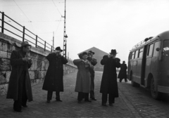 Magyarország, Budapest IX., pesti alsó rakpart a Fővám (Dimitrov) térnél, szemben a Közraktárak., 1955, Bauer Sándor, autóbusz, fotózás, Budapest, Fortepan #127863