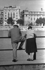 Magyarország, Budapest V., budai rakpart, a túlparton balra a Petőfi tér, jobbra a Március 15. tér a Piarista tömbbel., 1960, Bauer Sándor, Budapest, háttal, korlát, emberpár, Fortepan #127875