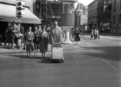 Magyarország, Budapest V., Petőfi Sándor utca - Kossuth Lajos utca sarok., 1957, Bauer Sándor, babakocsi, jelzőlámpa, rendőrkalitka, Budapest, Fortepan #127880