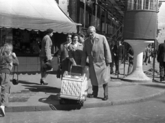 Magyarország, Budapest V., Petőfi Sándor utca - Kossuth Lajos utca sarok., 1957, Bauer Sándor, babakocsi, rendőrkalitka, Budapest, Fortepan #127881