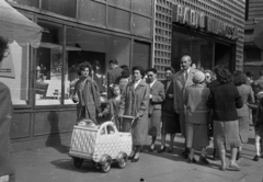 Magyarország, Budapest V., Kossuth Lajos utca, háttérben a Városház utca sarok., 1957, Bauer Sándor, kirakat, babakocsi, neon felirat, Budapest, Fortepan #127882