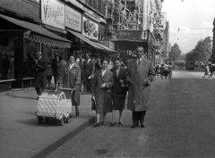 Magyarország, Budapest V., Kossuth Lajos utca az Astoria kereszteződés felé nézve., 1957, Bauer Sándor, babakocsi, Budapest, Fortepan #127883