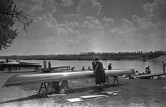 Magyarország, Budapest XX.,Budapest XXI., a felvétel a Ráckevei (Soroksári)-Duna partján, egy Vizisport utcai csónakház előtt készült., 1957, Bauer Sándor, Budapest, csónak, motorcsónak, Fortepan #127899