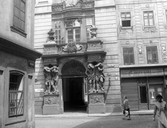 Czech Republik, Prague, Husova ulice 20. Clam-Gallas palota., 1958, Gyöngyi, Czechoslovakia, gate, sculpture, Baroque-style, store display, crest, palace, street name sign, Atlas-portrayal, Johann Bernhard Fischer von Erlach-design, Matthias Bernhard Braun-design, Fortepan #12790