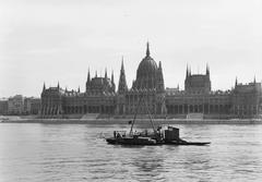 Magyarország, Budapest, Parlament, az előtérben talajkutató fúrás a metróépítéshez., 1950, UVATERV, Steindl Imre-terv, országház, neogótika, Duna, metróépítés, eklektikus építészet, Fortepan #12792