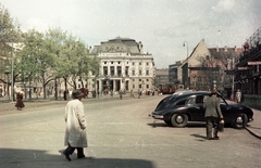 Szlovákia, Pozsony, Hviezdoslavovo námestie, szemben középen a Nemzeti Színház, előtte a Ganümédesz-kút., 1956, Bauer Sándor, Csehszlovákia, színes, Tatra-márka, villamos, Tatra 600 Tatraplan, Fortepan #127982