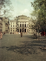 Szlovákia, Pozsony, Hviezdoslavovo námestie, Nemzeti Színház, előtte a Ganümédesz-kút., 1956, Bauer Sándor, Csehszlovákia, színes, színház, Fortepan #127983