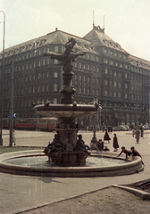 Szlovákia, Pozsony, Hviezdoslavovo námestie, Ganümédesz-kút, háttérben a Carlton Hotel., 1956, Bauer Sándor, Csehszlovákia, színes, szálloda, Fortepan #127984