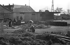 Magyarország,Balaton, Siófok, Fő utca - Mártírok útja sarok, jobbra a Sió híd feljárata., 1957, Bauer Sándor, építkezés, Fortepan #128034