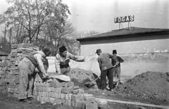 Magyarország,Balaton, Siófok, építkezés a Mártírok útja - Kálmán Imre sétány mentén., 1957, Bauer Sándor, építőanyag, munkás, kucsma, Fortepan #128035