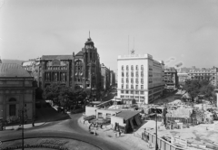 Magyarország, Budapest V., Deák Ferenc tér a Millenniumi Földalatti Vasút állomásának áthelyezésekor, szemben a Budapesti Rendőr-főkapitányság épülete., 1952, UVATERV, építkezés, utcakép, lámpaoszlop, vörös csillag, metróépítés, Budapest, munkatér-határolás, Fortepan #12804