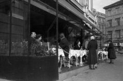 Hungary, Budapest V., Vörösmarty tér, a Gerbeaud (Vörösmarty) cukrászda terasza a Harmincad utca felé nézve., 1957, Bauer Sándor, pastry shop, Budapest, Fortepan #128056