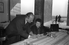 Hungary, Ferihegy (now - Ferenc Liszt) International Airport, Budapest XVIII., étterem. Lucienne Boyer francia sanzonénekesnő., 1957, Bauer Sándor, Budapest, celebrity, handbag, Fortepan #128063