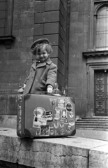 Hungary, Budapest V., Szent István tér, a felvétel a Szent István-bazilika déli oldalbejáratánál készült., 1957, Bauer Sándor, suitcase, Budapest, suitcase stickers, girl, Fortepan #128069