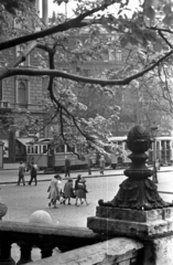 Hungary, Budapest V., Szent István tér, a felvétel a Szent István-bazilika mellett a Bajcsy-Zsilinszky út felőli oldalon készült. Szemben a villamos mögött az Andrássy út (Népköztársaság útja) sarokházai látszanak., 1957, Bauer Sándor, Budapest, tram, Fortepan #128070