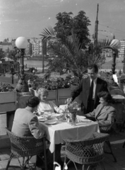 Hungary, Budapest XI., Szent Gellért tér, a Gellért Szálló éttermének terasza a Kelenhegyi út felőli oldalon., 1957, Bauer Sándor, Budapest, table, waiter, wicker chair, Fortepan #128080