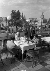 Hungary, Budapest XI., Szent Gellért tér, a Gellért Szálló éttermének terasza a Kelenhegyi út felőli oldalon., 1957, Bauer Sándor, Budapest, table, waiter, public clock, talks, wicker chair, Fortepan #128081