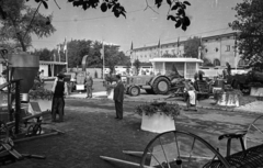 Magyarország, Budapest X., Albertirsai úti vásár területe, Országos Mezőgazdasági Kiállítás és Vásár. Háttérben a Lóversenypálya tribünjei., 1959, Bauer Sándor, traktor, Budapest, Fortepan #128096