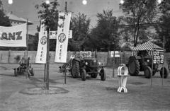 Magyarország, Budapest X., Albertirsai úti vásár területe, Országos Mezőgazdasági Kiállítás és Vásár. Háttérben a Lóversenypálya tribünjei., 1959, Bauer Sándor, traktor, Budapest, Lanz-márka, mezőgazdasági gép, Fortepan #128098