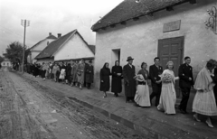 Magyarország, Harta, Bajcsy-Zsilinszky utca., 1958, Bauer Sándor, násznép, esküvő, járda, falu, Fortepan #128140