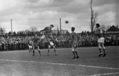 Magyarország, Budapest X., Kőbányai út 45., MÁVAG Sporttelep, háttérben a MÁV Északi Járműjavító Üzem épületei., 1958, Bauer Sándor, labdarúgás, Budapest, Fortepan #128169