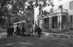 Magyarország, Budapest XIV., Jávor utca 9/b, a MÁV Kórház utókezelő részlege, vasutas dolgozók éjszakai szanatóriuma., 1956, Bauer Sándor, autóbusz, Budapest, Fortepan #128182