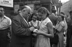 Magyarország, Budapest VIII., Blaha Lujza tér, Tompa (Pufi) Sándor színművész autogramot ad a Nemzeti Színház mellett. Jobbra a Rákóczi út., 1955, Bauer Sándor, Budapest, autogram, híres ember, Fortepan #128183