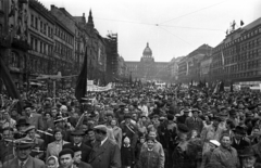 Csehország, Prága, Vencel tér (Václavské námestí), távolban a Nemzeti Múzeum. Május 1-i felvonulás., 1956, Bauer Sándor, tömeg, repülőgépmodell, Fortepan #128187