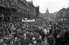 Csehország, Prága, Vencel tér (Václavské námestí), távolban a Nemzeti Múzeum. Május 1-i felvonulás., 1956, Bauer Sándor, fiúk, tömeg, cseh felirat, repülőgépmodell, Fortepan #128188